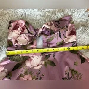 DESIGN Petite - Robe mi-longue à décolleté et ourlet asymétrique